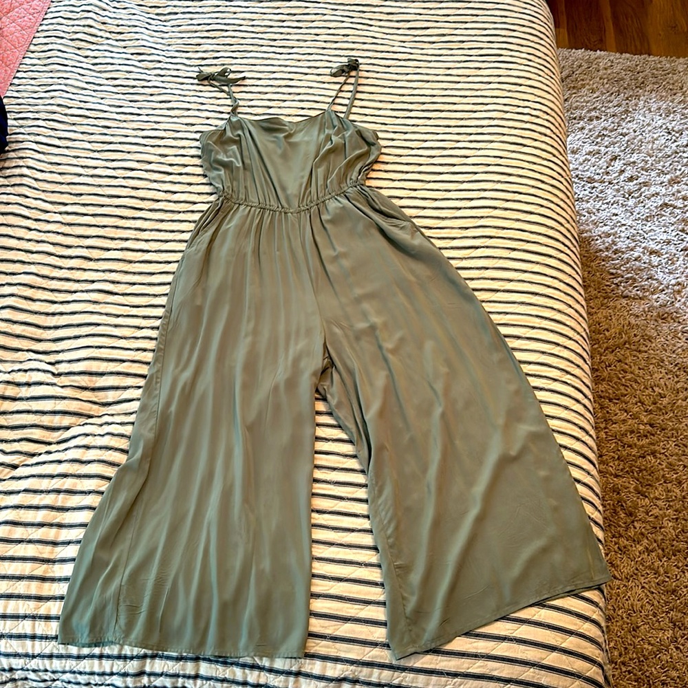 GAP gently used jumpsuit in green! Tags removed from neckline. Size Medium